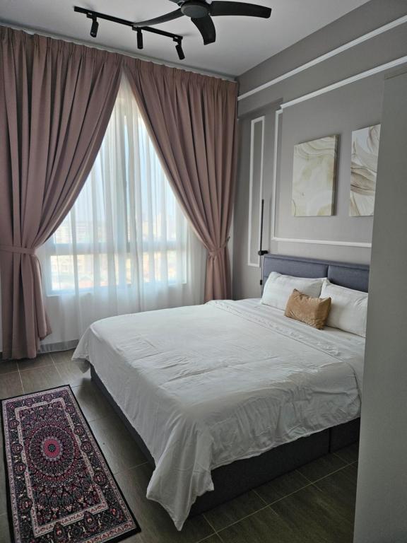 哥打巴鲁Sakifa's Home @ Troika Kota Bharu的一间卧室设有一张大床和大窗户