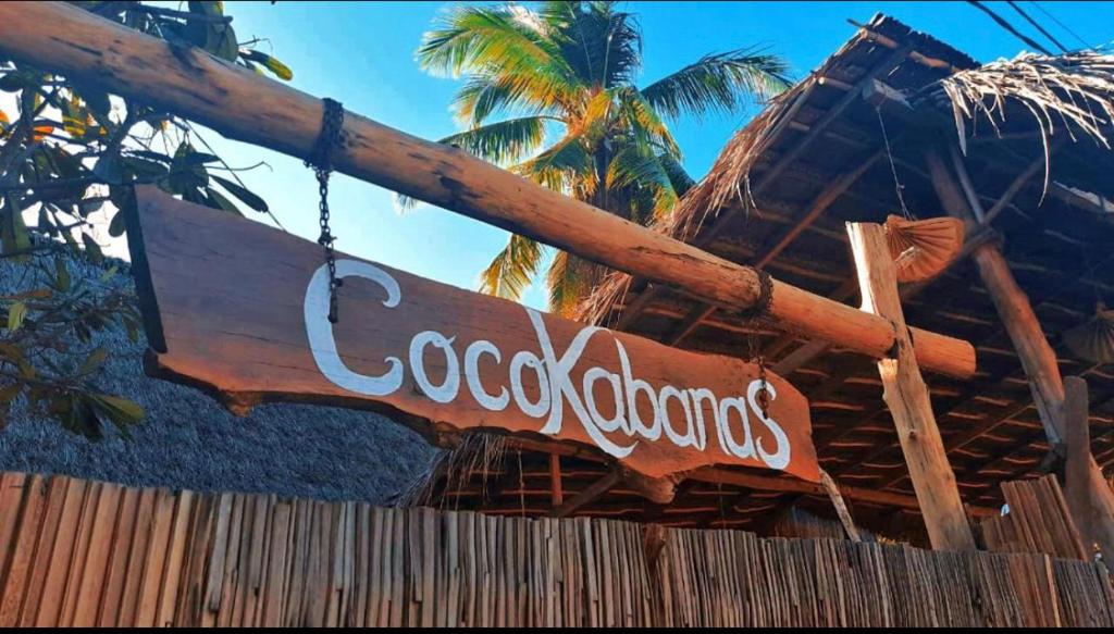 内布拉拉CocoKabanasRote的挂在木栅栏上的古柯拉标志