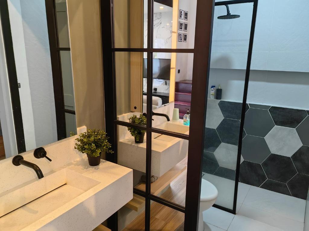 PadalarangHaha house的浴室设有2个水槽、卫生间和镜子。