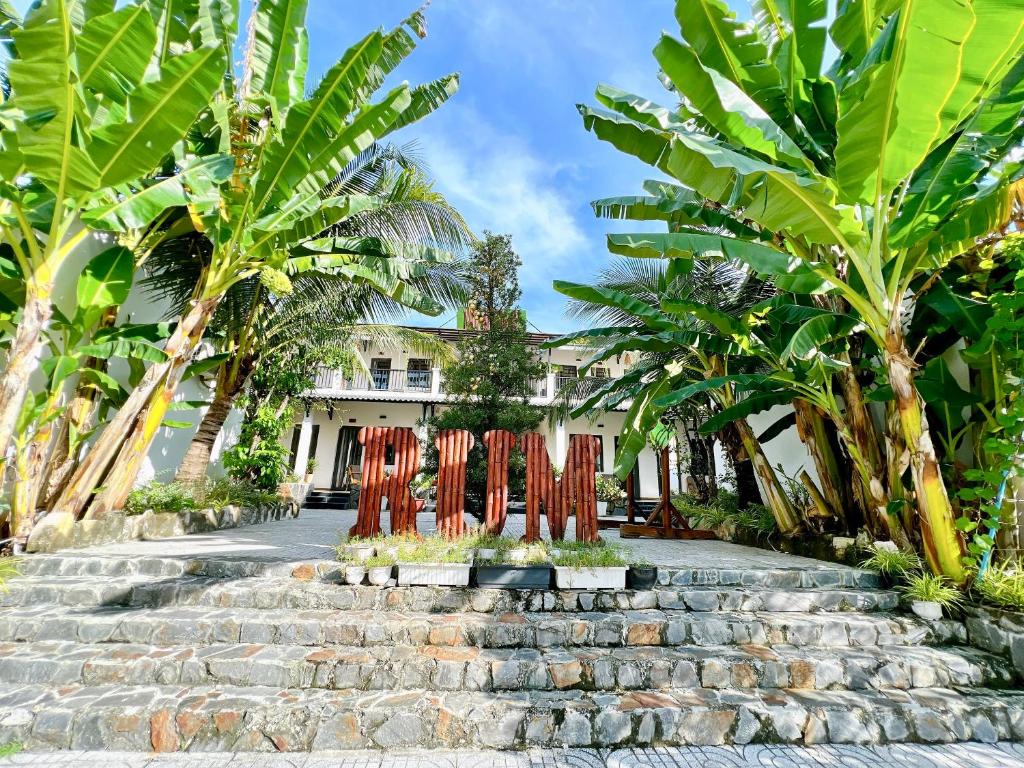 富国Rum Resort的一组棕榈树和楼梯位于大楼前