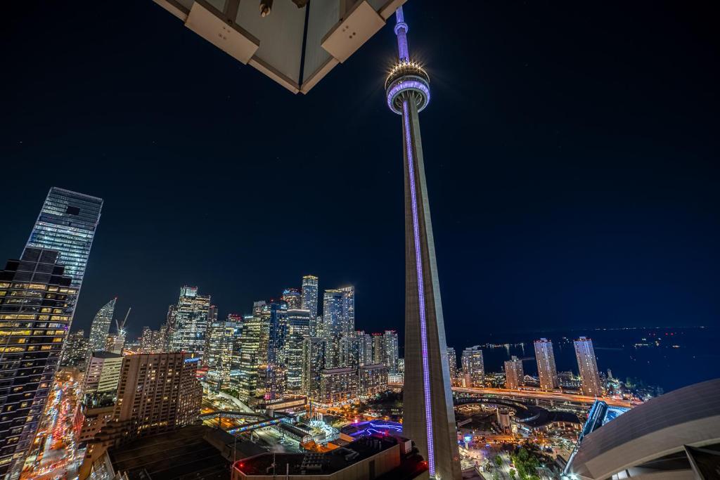 多伦多Designer condo w/ CN Tower view & parking的夜晚的空间针景