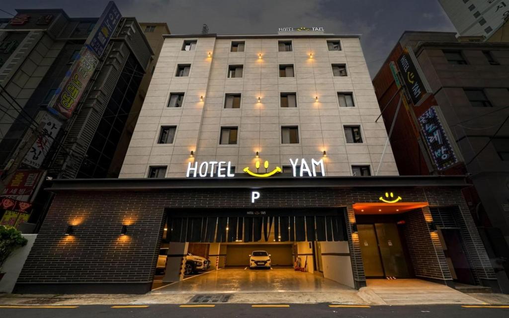 釜山Hotel Yam Yeonsan的大楼前的酒店标志