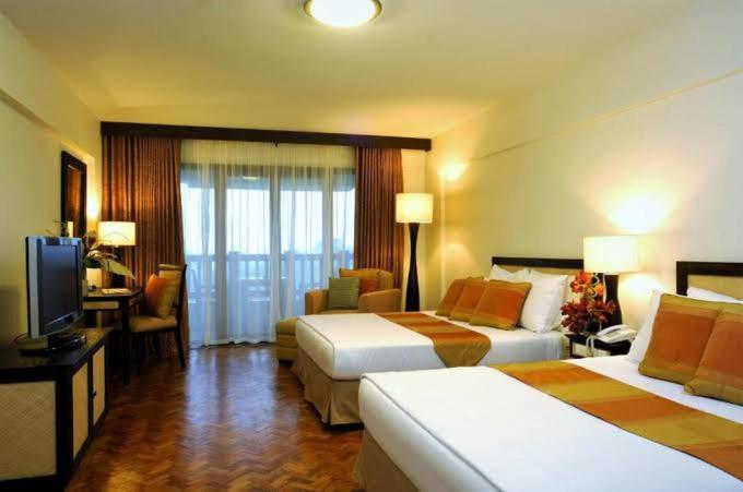 长滩岛Apo 201-Alta Vista De Boracay的酒店客房设有两张床和电视。