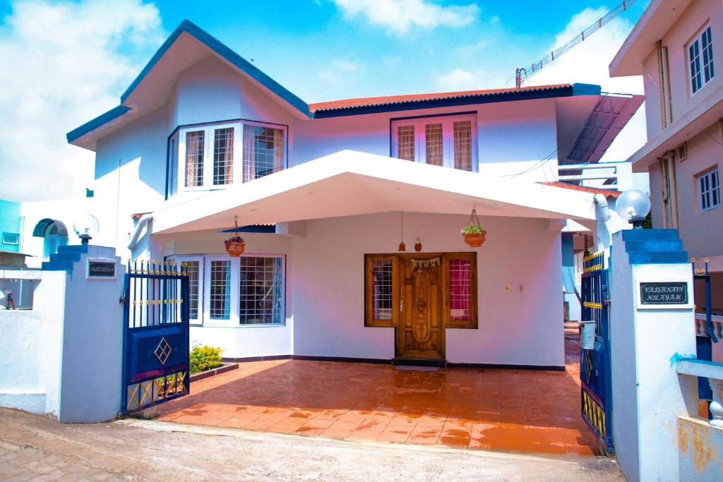 乌提Priyadeep BnB的白色的房子,有门和门廊