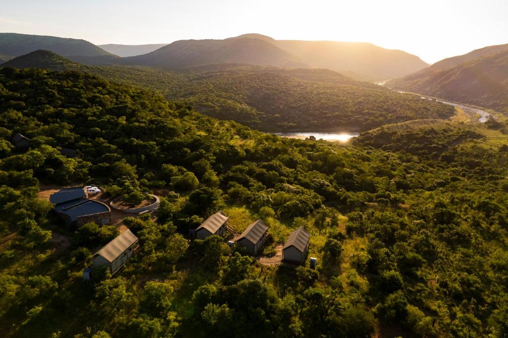 NkwaliniMatatane Camp - Babanango Game Reserve的山间房屋的空中景观