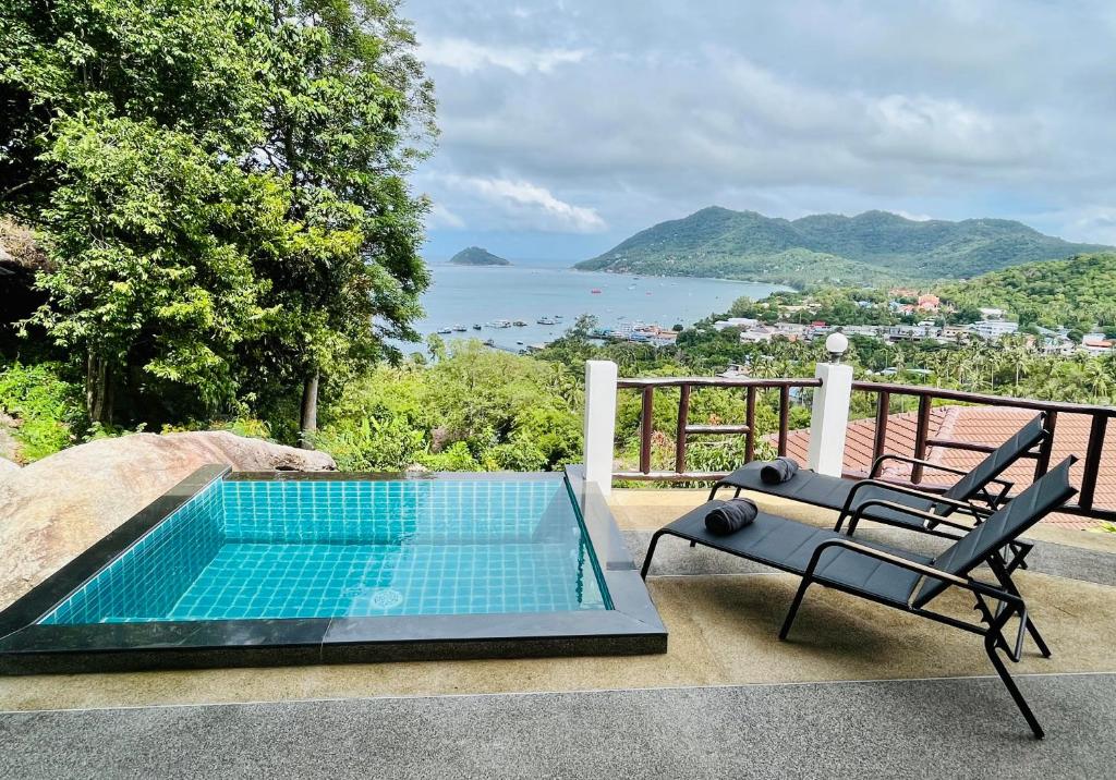 涛岛Harbour View Villa的阳台的椅子和游泳池