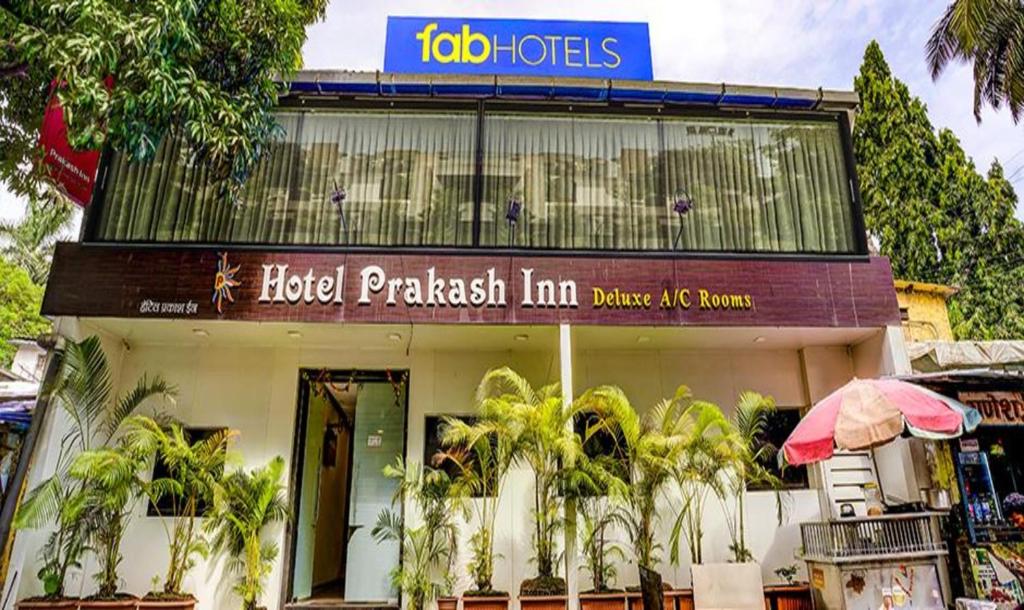 孟买FabExpress Prakash Inn的akritkritkrit inn inn akritkritkritkrit inn宾馆是一家餐厅。
