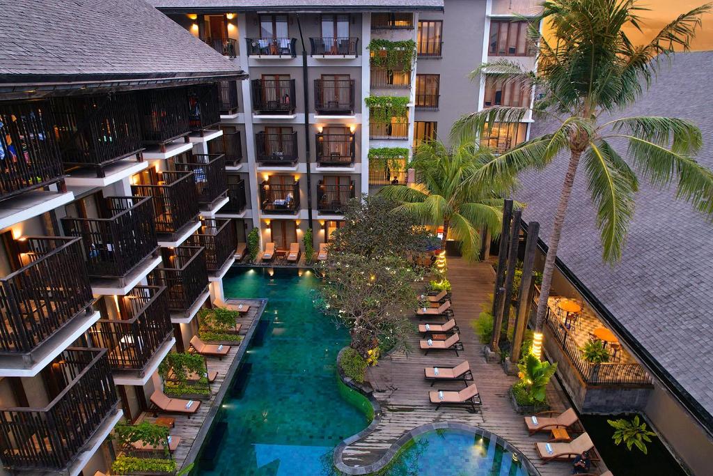 沙努尔THE 1O1 Bali Oasis Sanur的享有酒店空中美景,设有游泳池