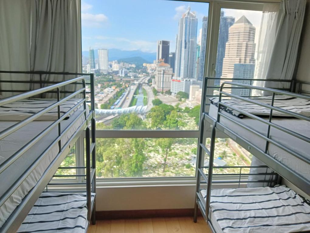 吉隆坡ARH Home KLCC的带大窗户的客房内的两张双层床