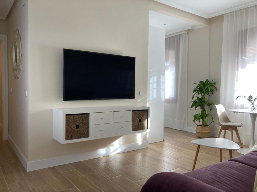 阿尔玛格鲁Ciudad del Encaje 3的客厅设有壁挂式平面电视。