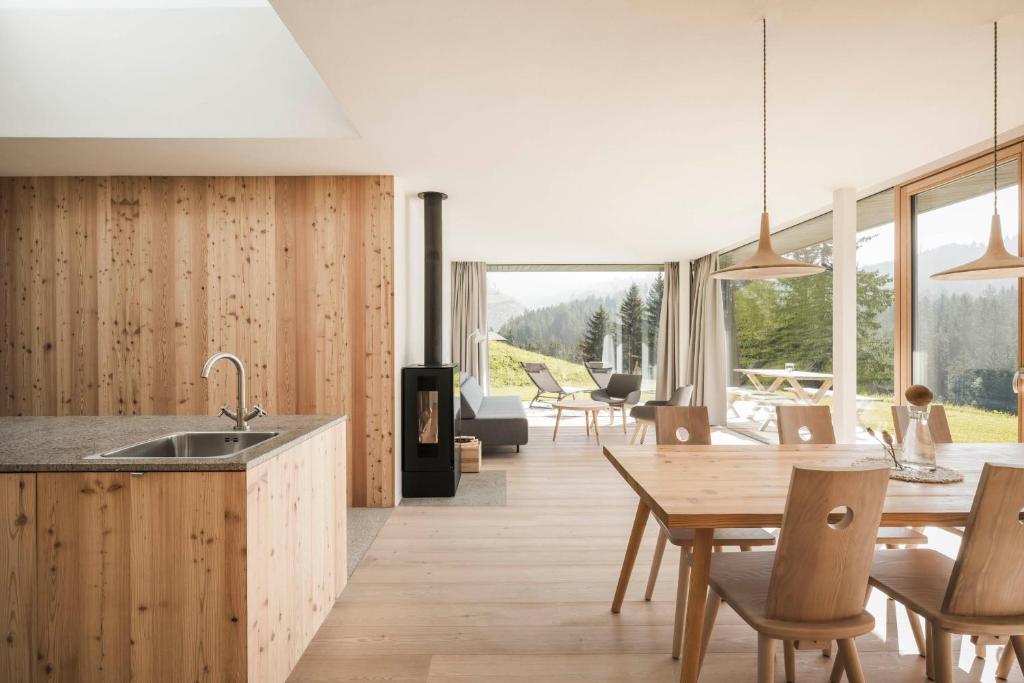 新黎凡特Karerhof的厨房以及带桌椅的用餐室。