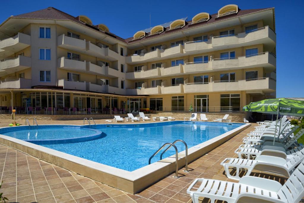 克兰内沃美景酒店的酒店拥有游泳池和躺椅