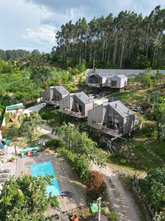庞特维德拉Cabanas de Udra的一组小房子的空中景观