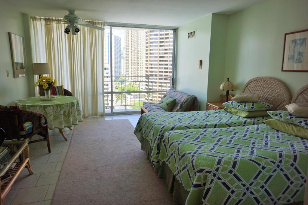 檀香山Waikiki Studio at Ilikai Marina - great apartment by the beach - see low end price!的一间卧室配有一张床,客厅设有窗户