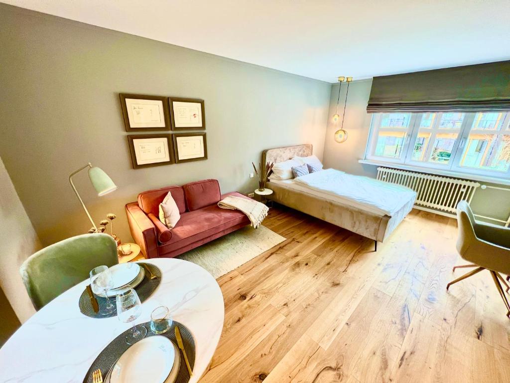 帕德博恩Premium Apartment an der Stadtmauer im OG的客厅配有床和沙发