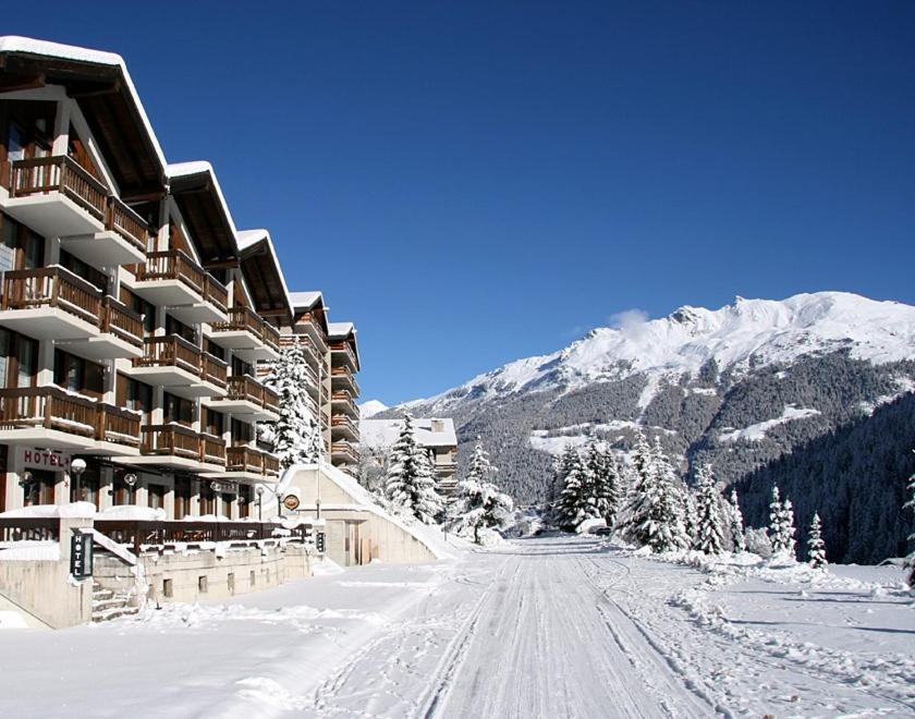 格里门茨Hôtel Cristal - Swiss Riders Lodge Grimentz的滑雪小屋前的一条雪覆盖的道路