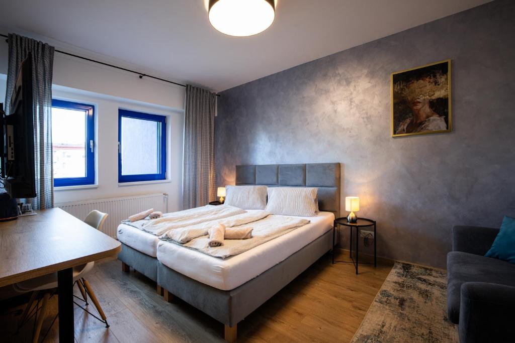 旧柳博夫尼亚Športové a relaxačné centrum - ŠRC的一间卧室配有一张大床、一张桌子和一张沙发