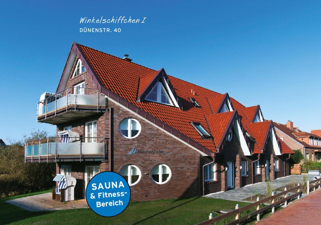 于斯德Winkelschiffchen I mit Sauna的一座红屋顶的大型砖屋