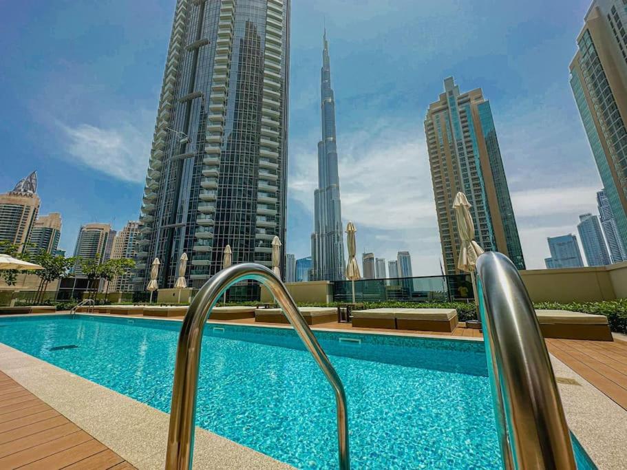 迪拜HiGuests - Beautiful 2BR on 35th floor With Amazing City View的一座位于高楼城市的游泳池