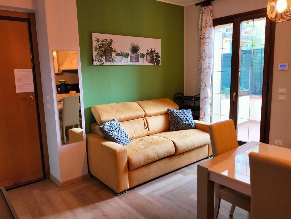 佩萨罗Appartamento LA RIBOLLITA的客厅配有沙发和桌子