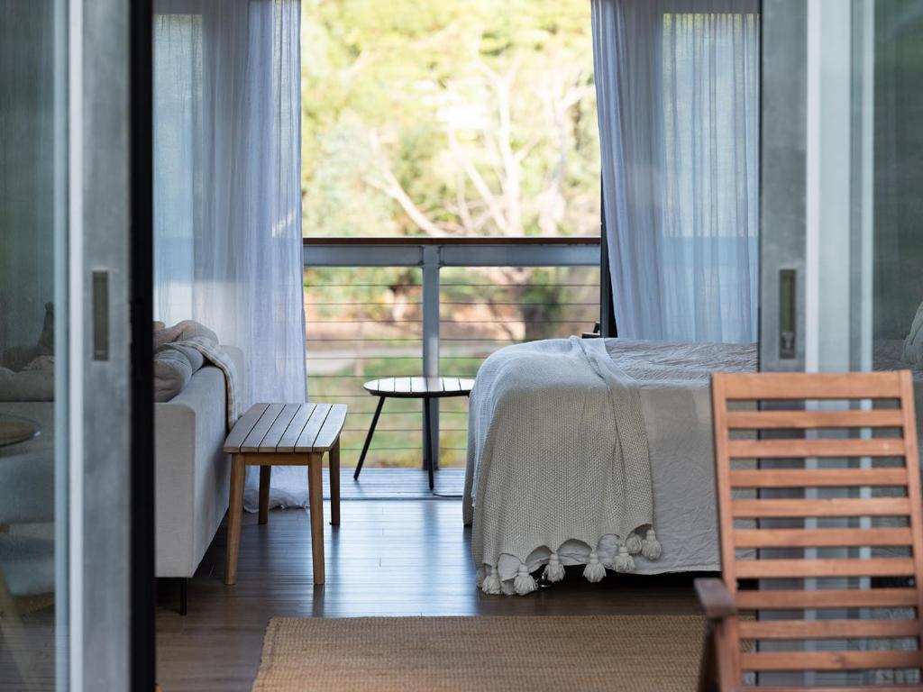 MaranangaThe Villas - Barossa的一间卧室设有一张床和一个大窗户