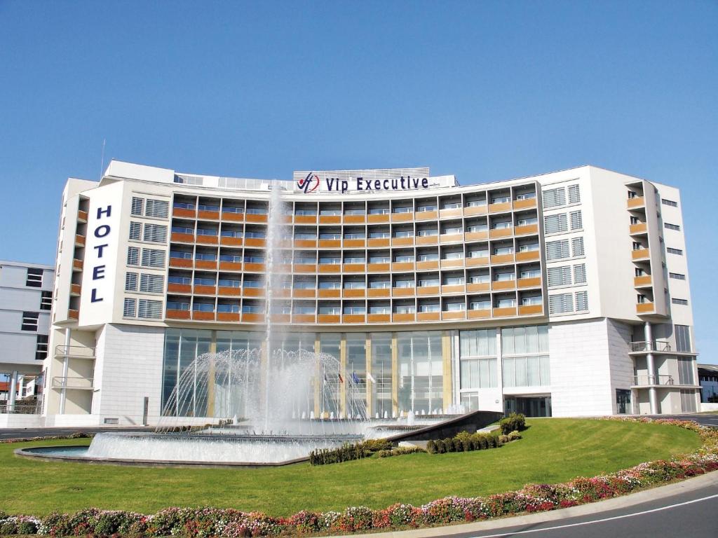 蓬塔德尔加达VIP行政亚速尔群岛酒店的一座建筑前有喷泉的酒店