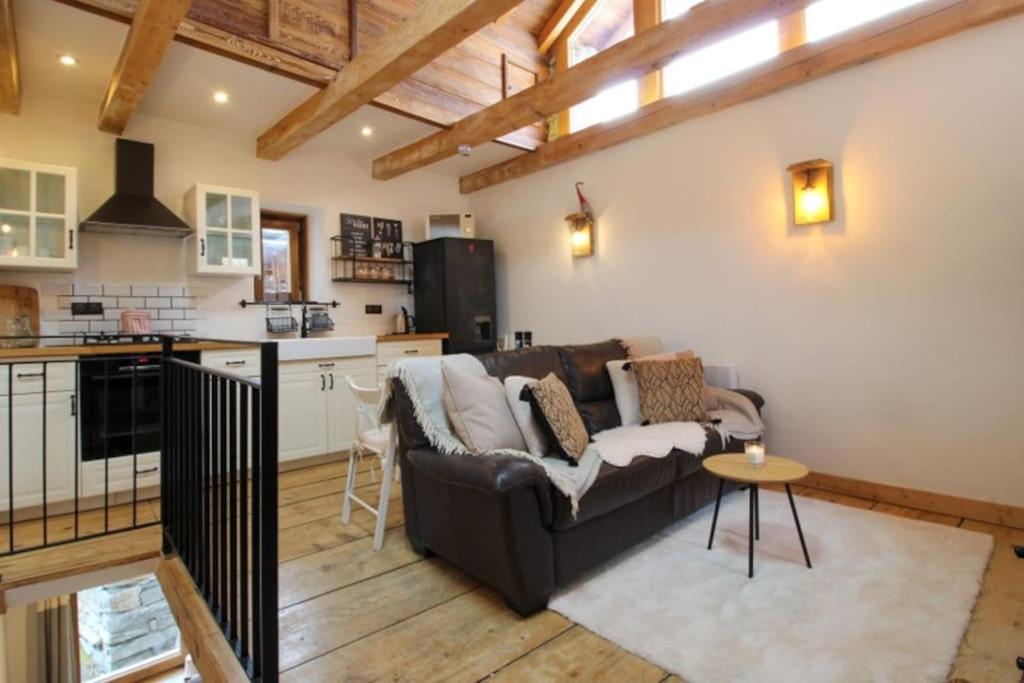 Saint-MarcelCharmante maison de hameau traditionnel montagnard的带沙发的客厅和厨房