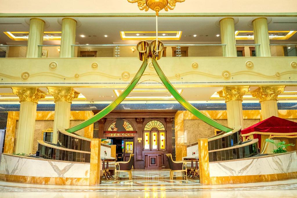 迪拜阿尔巴沙怡东大酒店的带有绿丝带的酒店大堂