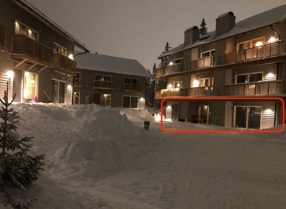 萨伦Fantastiskt 6 bädds lägenhet i Sälen的几栋建筑前面的一堆积雪