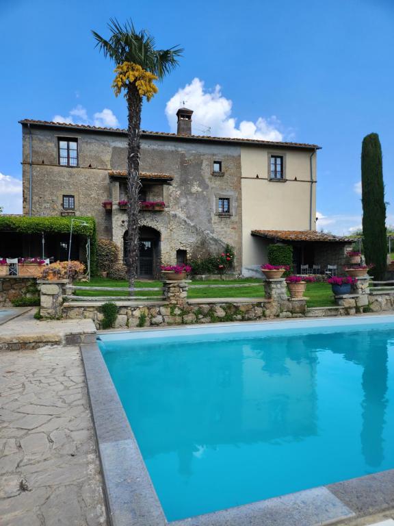 维托尔基亚诺Villa Arzilla Antica Residenza di campagna的别墅前设有游泳池