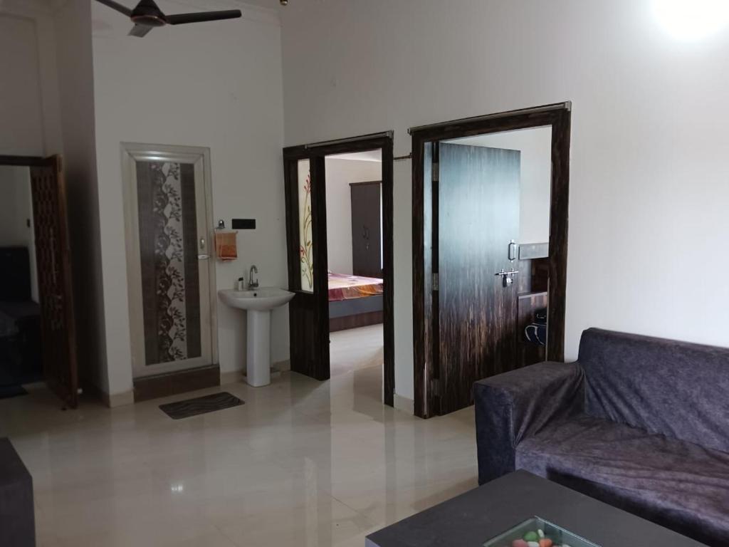 德奥加尔Vaidhya homes的带沙发和水槽的客厅