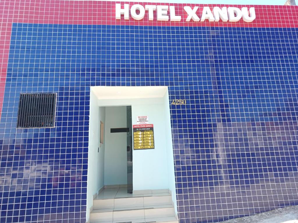 圣保罗hotel xandu的蓝色的瓷砖建筑,上面有酒店的业力标志