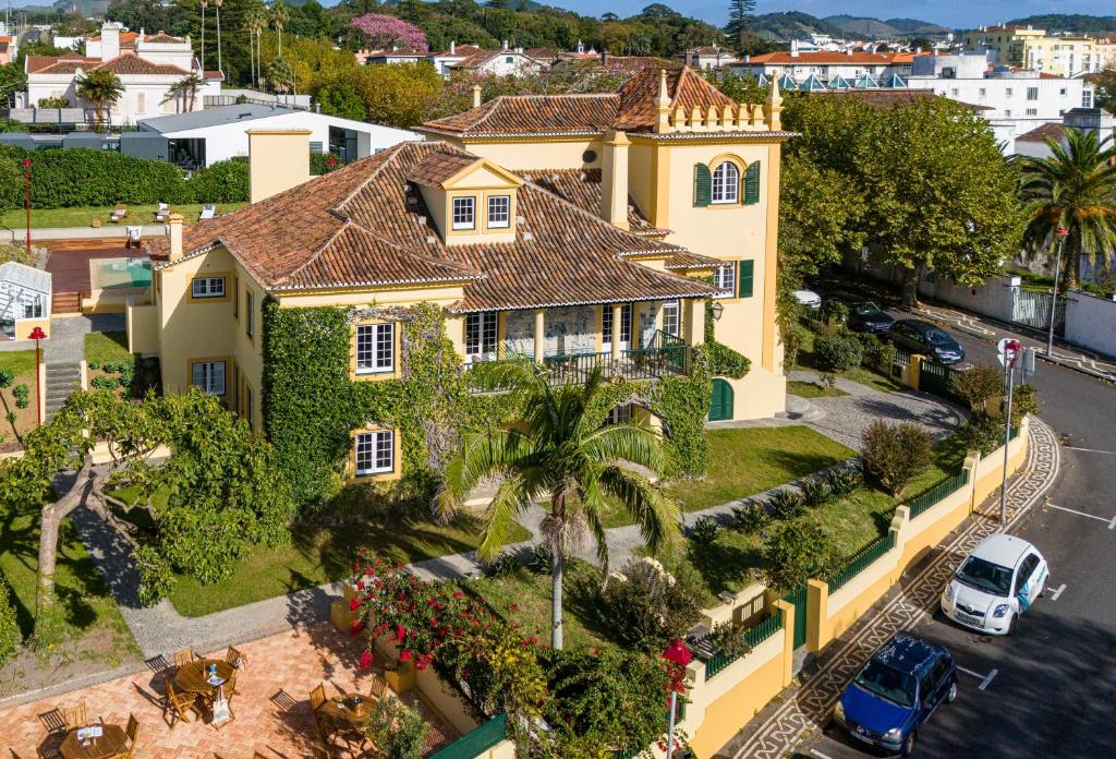 蓬塔德尔加达Casa Portuguesa - Charming House的城市房屋的空中景观