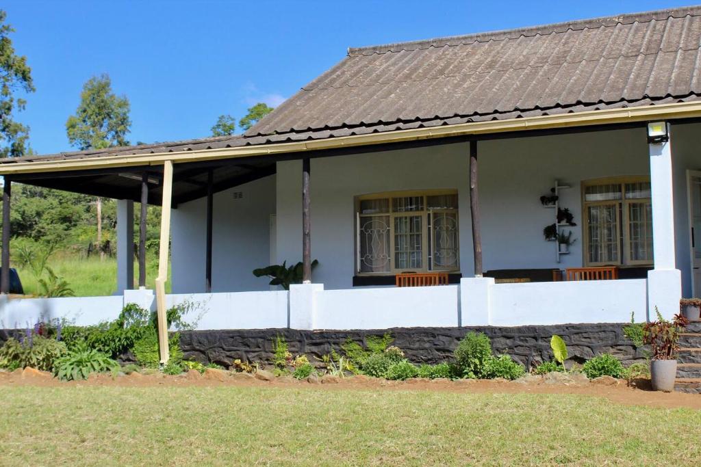 UmtaliLovely 4 bed in Mutare - 2178的白色房子,有棕色的屋顶