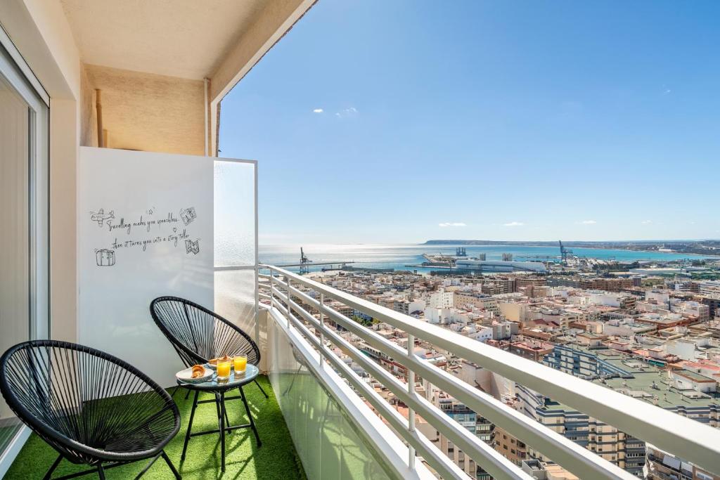 阿利坎特Sky Suites Alicante的市景阳台配有2把椅子