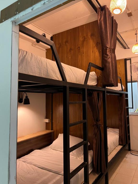 Phra Ae beachHappiness Hostel的客房内的两张双层床