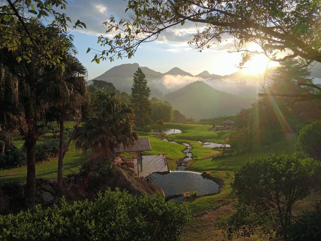 圣佩德罗塞拉Eco Resort Nagual的享有以山脉为背景的高尔夫球场的景致