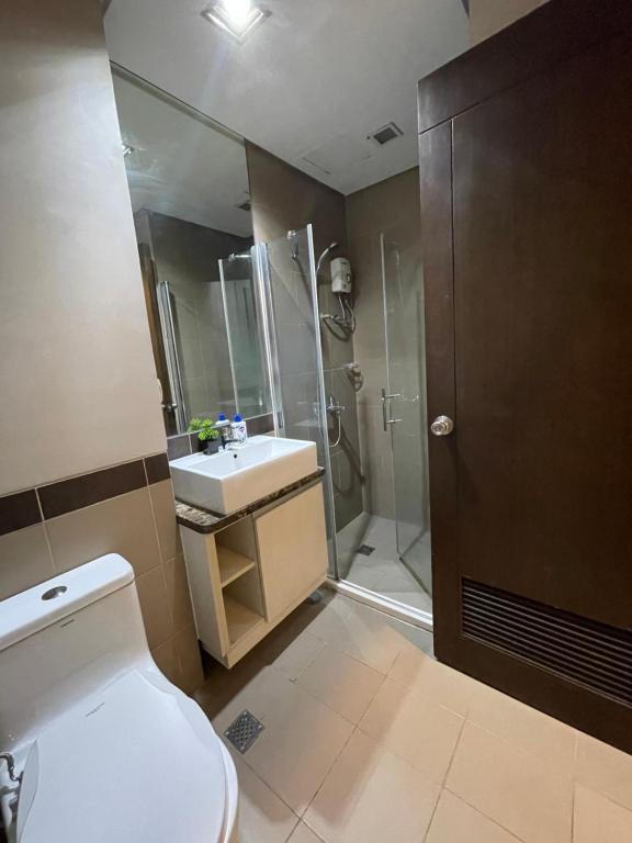 马尼拉Admiral Baysuites 1 BR Unit的浴室配有卫生间、淋浴和盥洗盆。