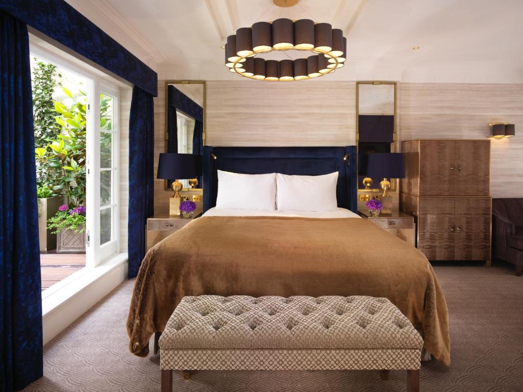 伦敦Flemings Mayfair - Small Luxury Hotel of the World的一间卧室设有一张大床和一个窗户。