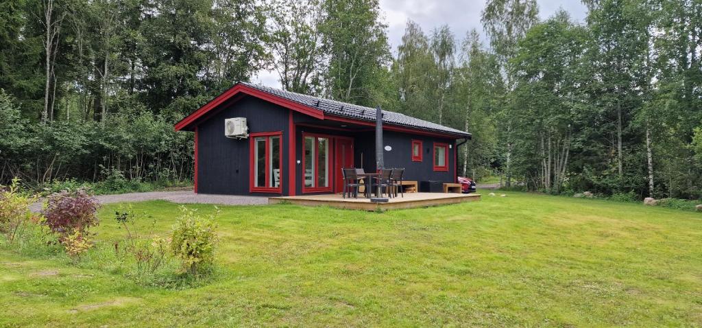 孙讷Nygård Cabins - brandnew holiday home with 3 bedrooms的院子里的一间红蓝色小房子