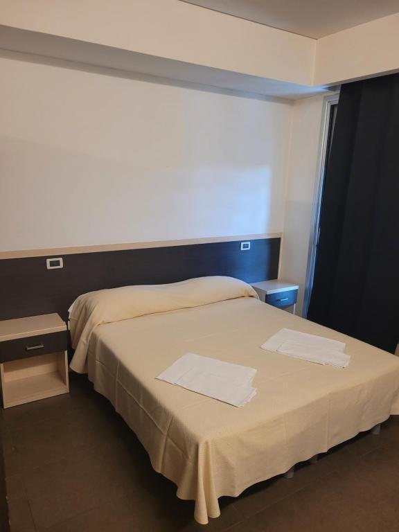 BondenoAFFITTACAMERE GENIUS的一间卧室配有一张床,上面有两条毛巾