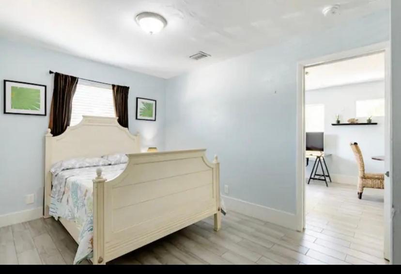 劳德代尔堡One bedroom apt with private patio near Fort Lauderdale beach的白色卧室配有床和书桌
