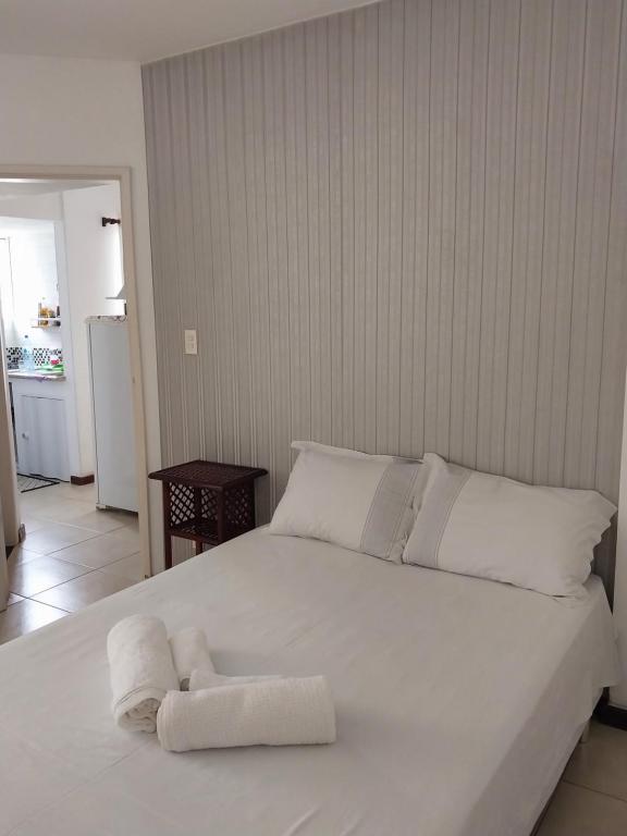 萨尔瓦多APARTAMENTO ITAIGARA的卧室配有白色床和毛巾