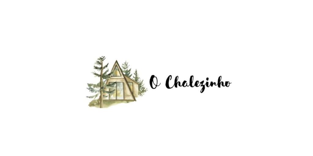塞拉内格拉O Chalezinho的一张有圣诞树的房子的照片