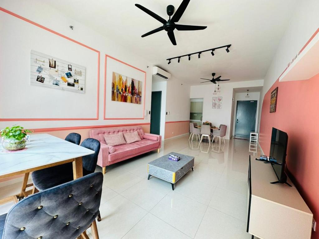 新山Peachy Poolview Paradise @ Paradigm Mall *10-12pax的客厅配有粉红色的沙发和桌子