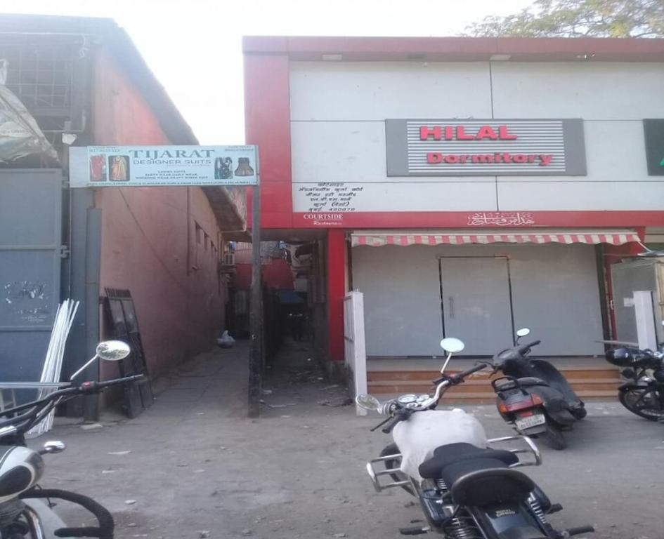 孟买Hilal dormitory的停在大楼前的一组摩托车