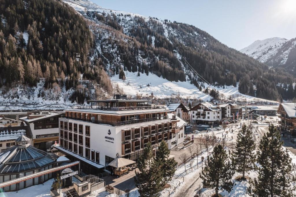 圣安东阿尔贝格安东尼生活方式酒店的享有高山滑雪胜地的空中景致