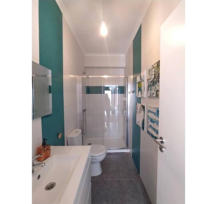 贝雅MAJU Concept House - Beja Centro Histórico的浴室配有白色卫生间和淋浴。