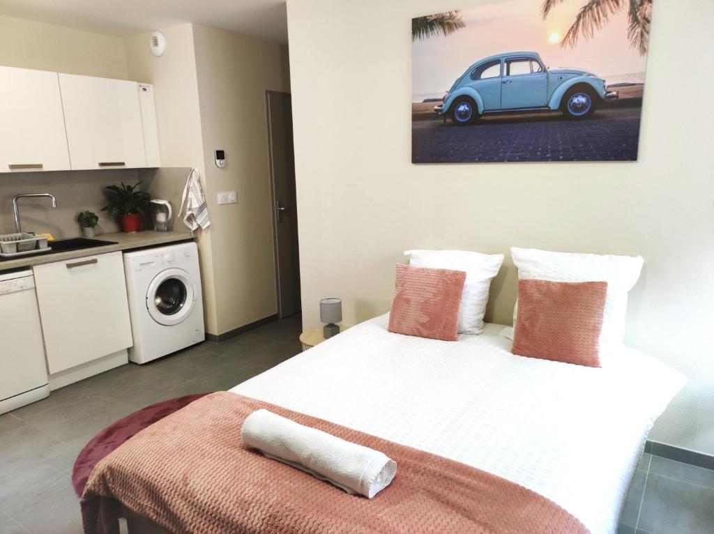 泰昂维Le LUX 11的卧室配有一张床铺,墙上挂着一辆蓝色汽车