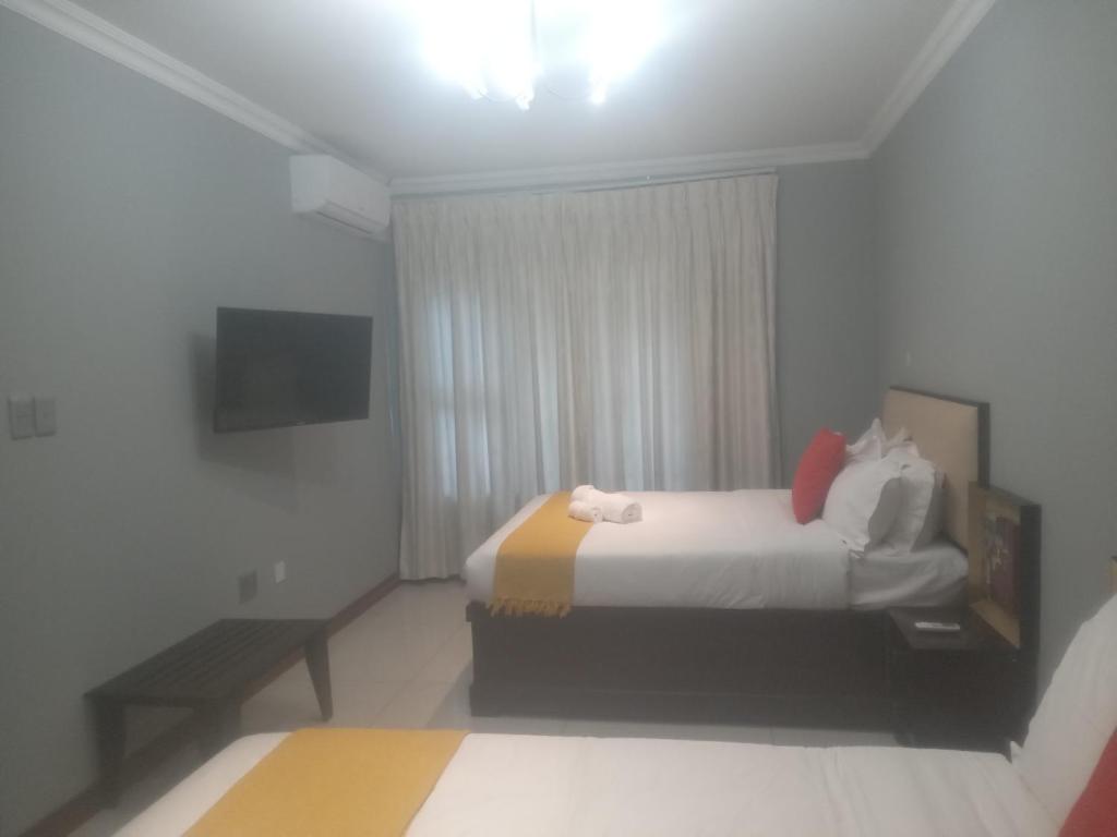 哈博罗内Villa54的酒店客房设有床和窗户。